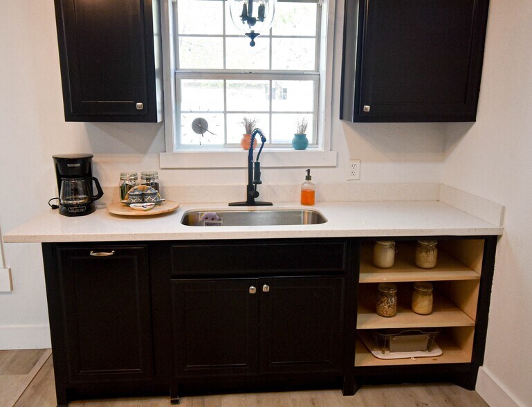 More Photos Of 400 Oak St, Bryan Office Residential For Lease