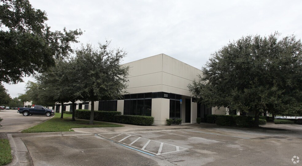 More Photos Of 200 Business Park Cir, Saint Augustine Light Distribution For Lease