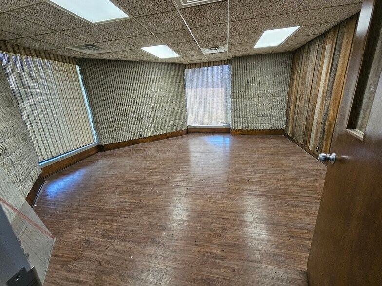 More Photos Of 20 Grace Dr, Hurricane General Retail For Lease