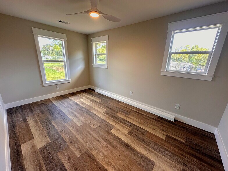 More Photos Of 5735 Fallston Rd, Lawndale Flex For Sale
