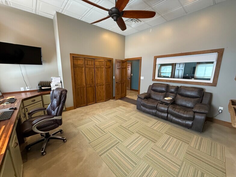 More Photos Of 805 Atlantic Ave, Franklin Light Manufacturing For Sale