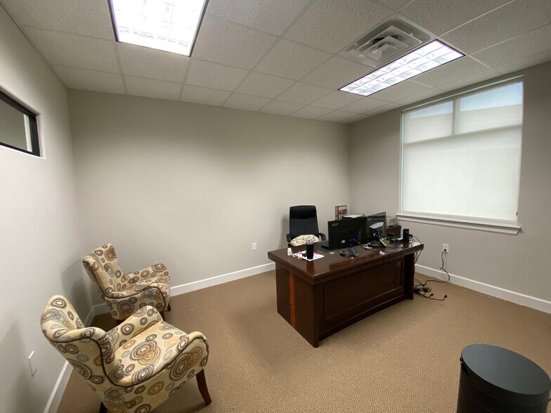 More Photos Of 633 E Fernhurst Dr, Katy Medical For Lease