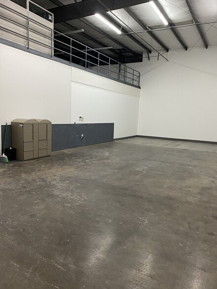 More Photos Of 7081 E 56th Ave, Commerce City Showroom For Lease