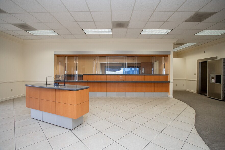 More Photos Of 3651 Greensboro Rd, Ridgeway Bank For Lease