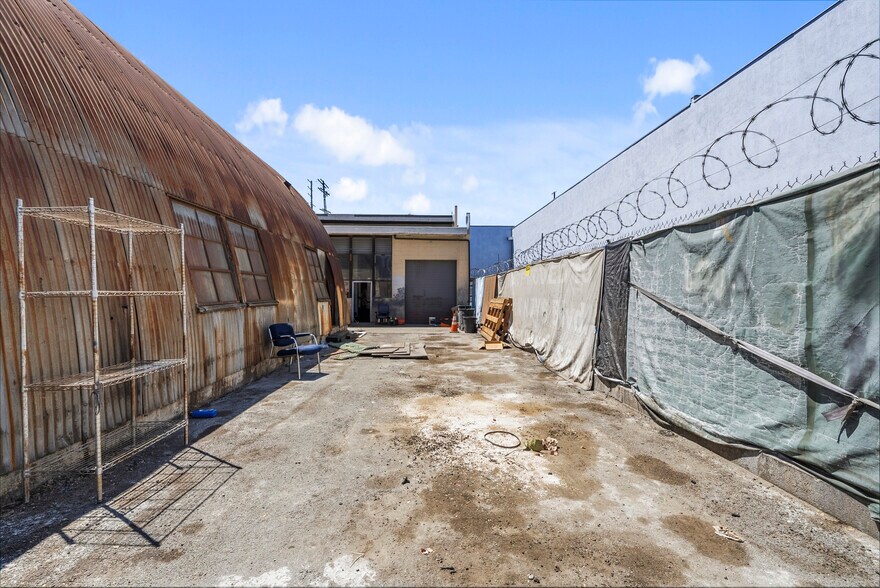 More Photos Of 14233 Oxnard St, Van Nuys Service For Lease
