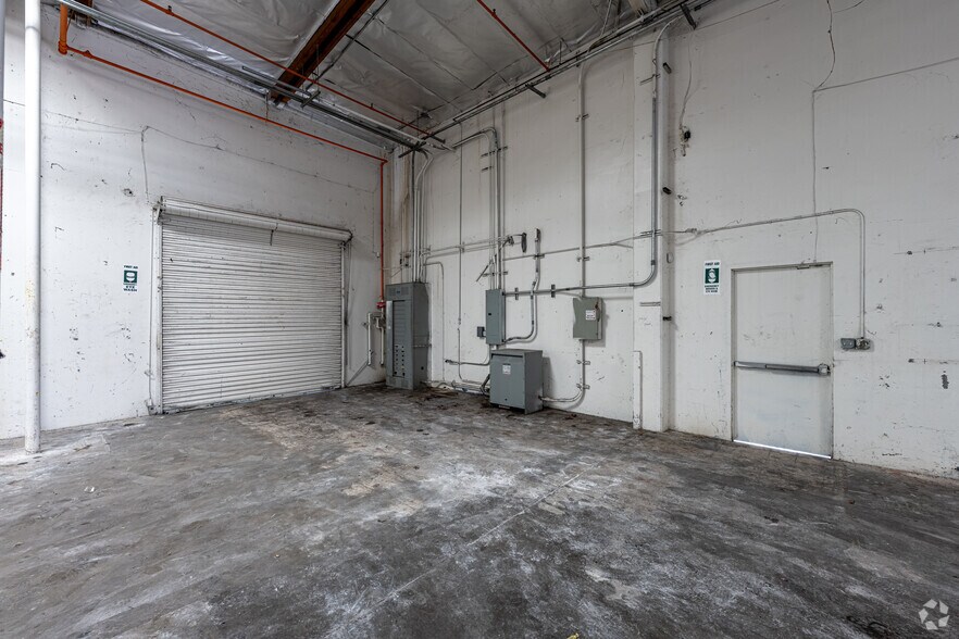 More Photos Of 1601 Perrino Pl, Los Angeles Manufacturing For Lease