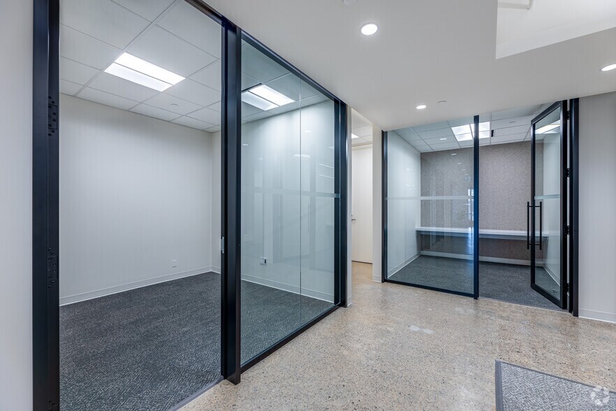 More Photos Of 390 Bay St, Toronto Office For Lease