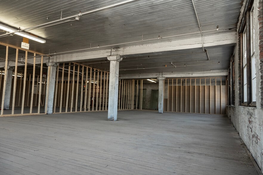 More Photos Of 1311 W 13th St, Kansas City Unknown For Lease