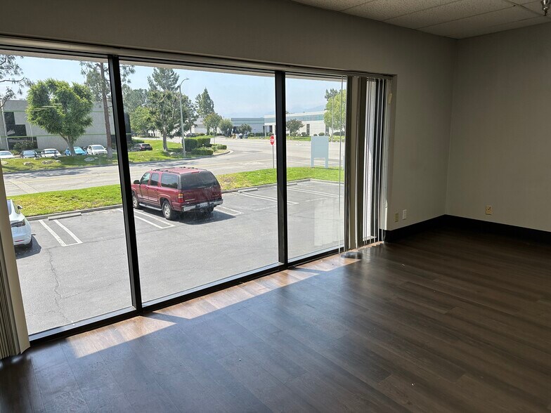 More Photos Of 27704 Avenue Scott, Valencia Distribution For Lease