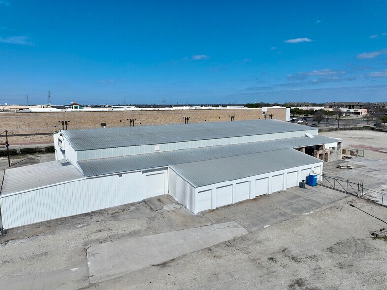 More Photos Of 6000 Split Trail Rd, Plano Warehouse For Lease