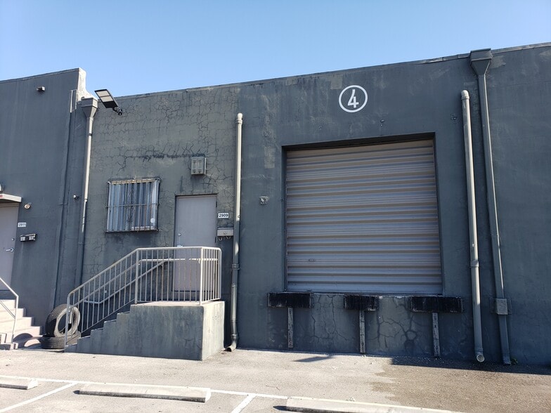 More Photos Of 2901-2915 NW 34th St, Miami Showroom For Lease