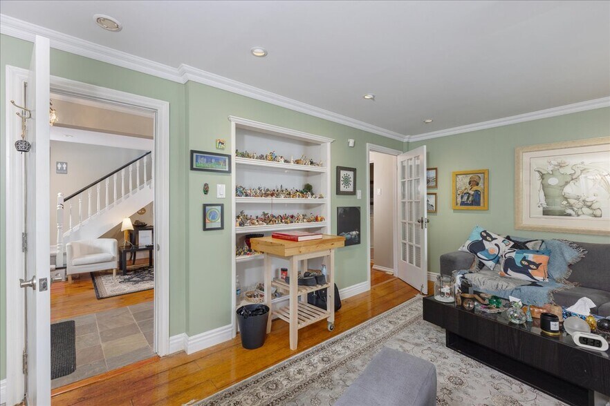 More Photos Of 50 Wellington St E, Aurora Office Residential For Sale