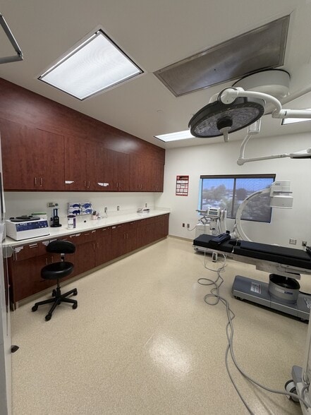More Photos Of 625 N A St, Oxnard Office For Sale