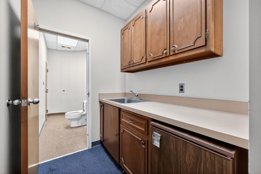 More Photos Of 514 E King Rd, Malvern Storefront Retail Office For Sale