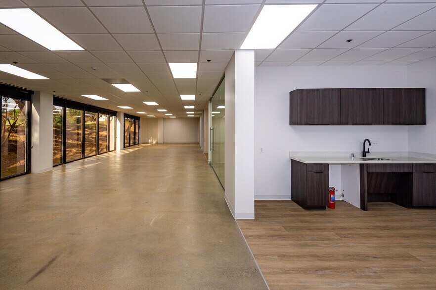 More Photos Of 104 Decker Ct, Irving Unknown For Lease