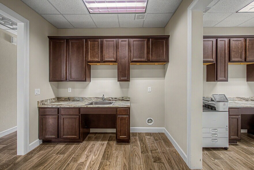 More Photos Of 633 E Fernhurst Dr, Katy Medical For Sale