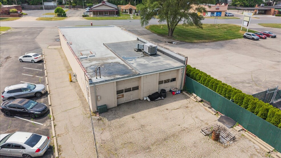 More Photos Of 1357 S Gratiot Ave, Clinton Township Showroom For Sale