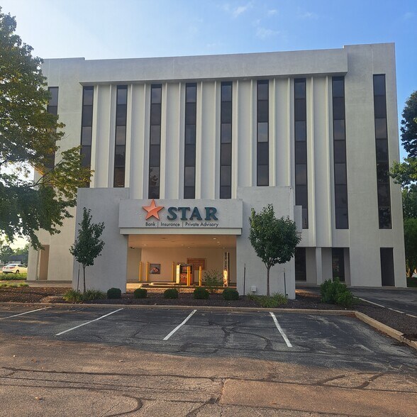 More Photos Of 9102 N Meridian St, Indianapolis Office For Lease