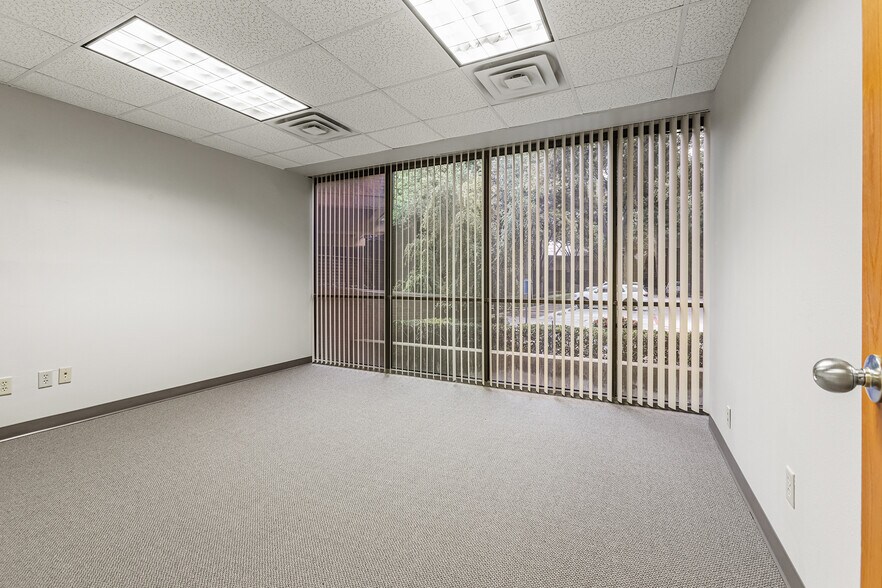 More Photos Of 8330-8350 Meadow Rd, Dallas Office For Sale