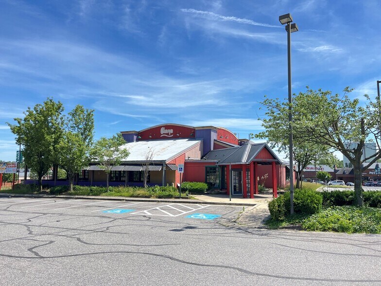 Primary Photo Of 7511 Greenbelt Rd, Greenbelt Restaurant For Lease