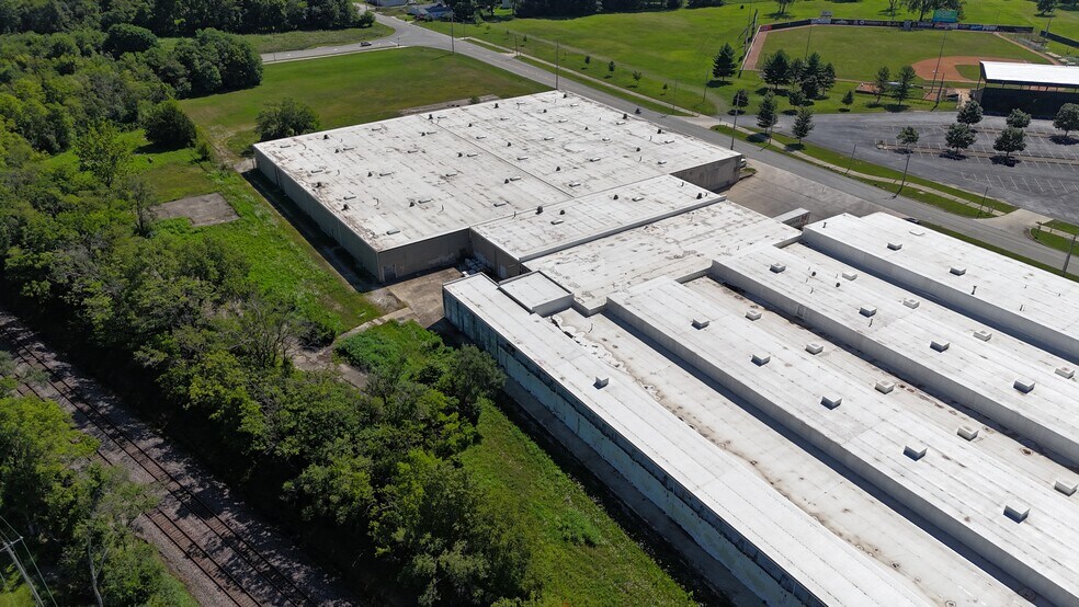 More Photos Of 800 S Gilbert St, Danville Warehouse For Lease