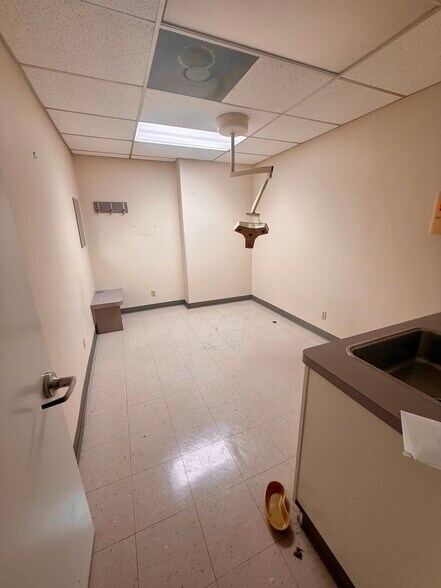 More Photos Of 170 8th St SE, Paris Office For Sale