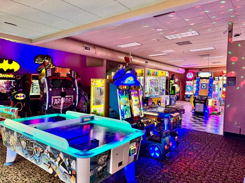 More Photos Of 5000 Merle Hay Rd, Des Moines Hotel For Sale