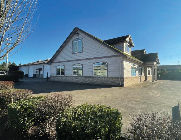 More Photos Of 2053 Laura St, Springfield Showroom For Lease