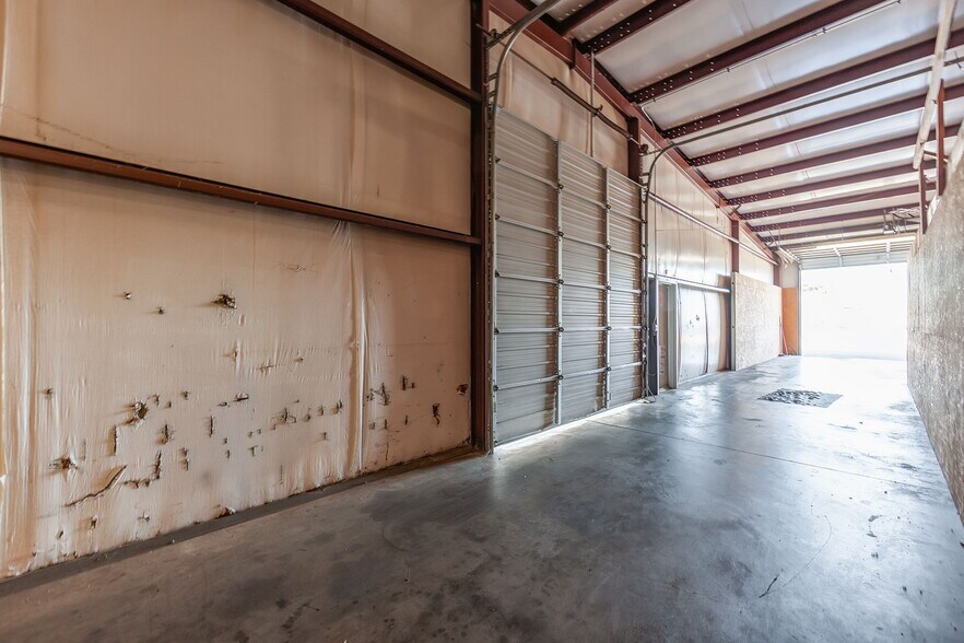 More Photos Of 39 N Madison Dr, Humboldt Showroom For Sale