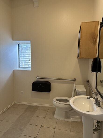 More Photos Of 1939 W. Owassa Rd, Edinburg Office For Lease