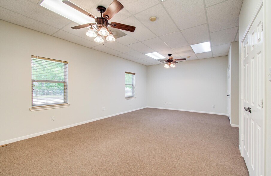 More Photos Of 11201 Steeplepark Dr, Houston Office Residential For Sale