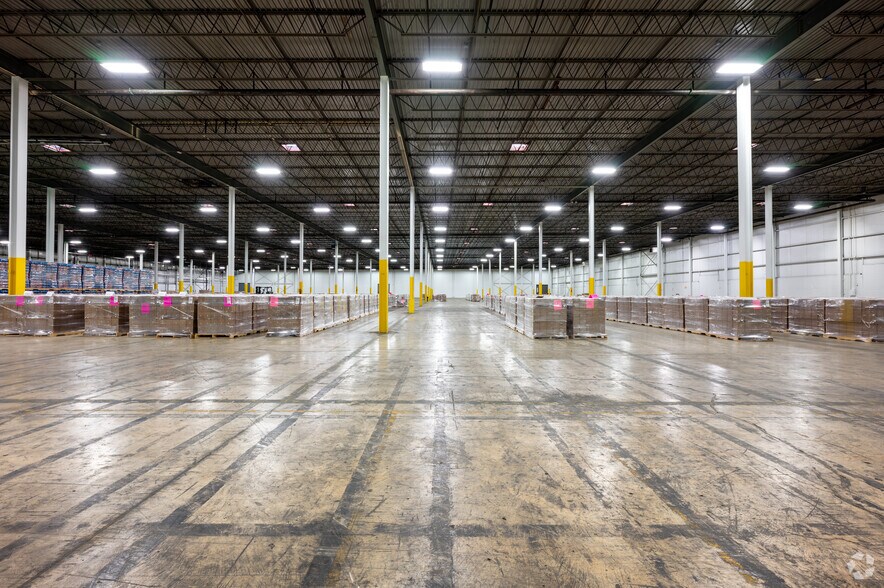 More Photos Of 221 S Franklin Rd, Indianapolis Warehouse For Lease