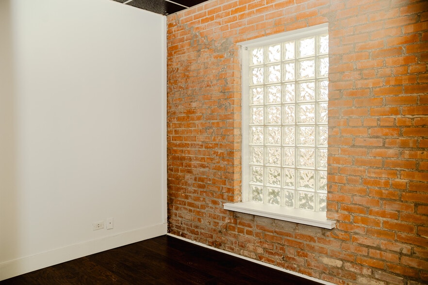 More Photos Of 4422 Live Oak St, Dallas Freestanding For Lease