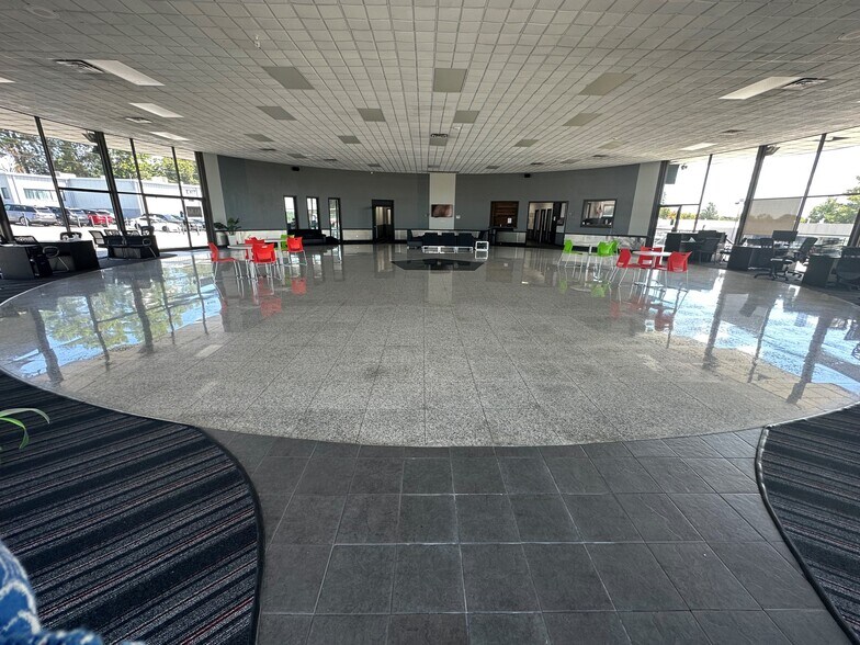 More Photos Of 687 Cobb Pky S, Marietta Freestanding For Sale