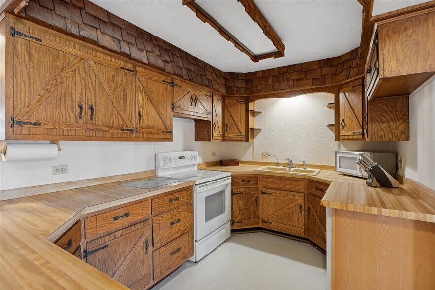 More Photos Of 22962 S Harlem Ave, Frankfort Showroom For Sale