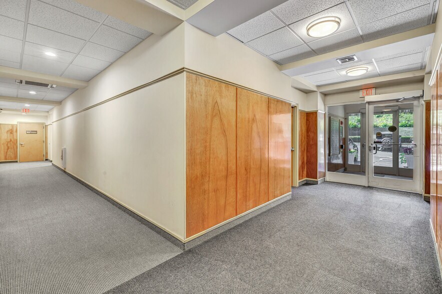 More Photos Of 1449 Old Waterbury Rd, Southbury Office For Lease