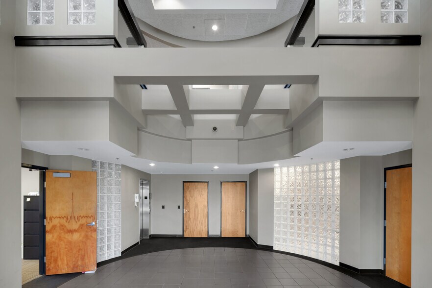 More Photos Of 2600 Stanley Gault Pky, Louisville Light Manufacturing For Lease