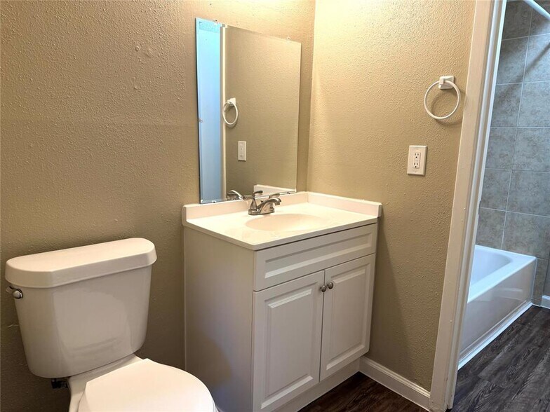 More Photos Of 8607 Bart Ln, Houston Apartments For Sale