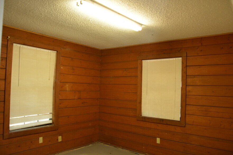 More Photos Of 697 E Anderson Rd, Groveland Storefront Retail Residential For Lease