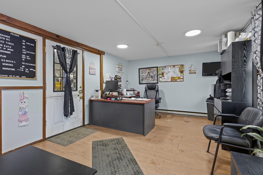 More Photos Of 1973 Victory Hwy, Glendale General Retail For Sale