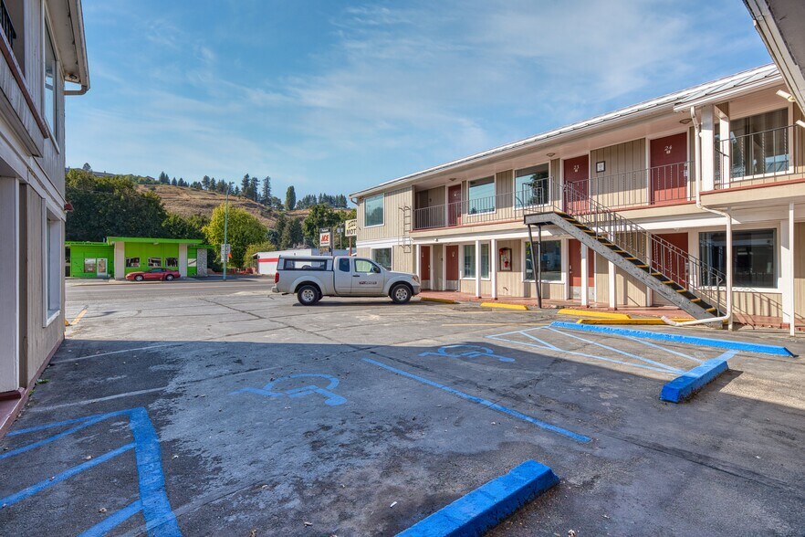 More Photos Of 615 S Main St, Colfax Hotel For Sale