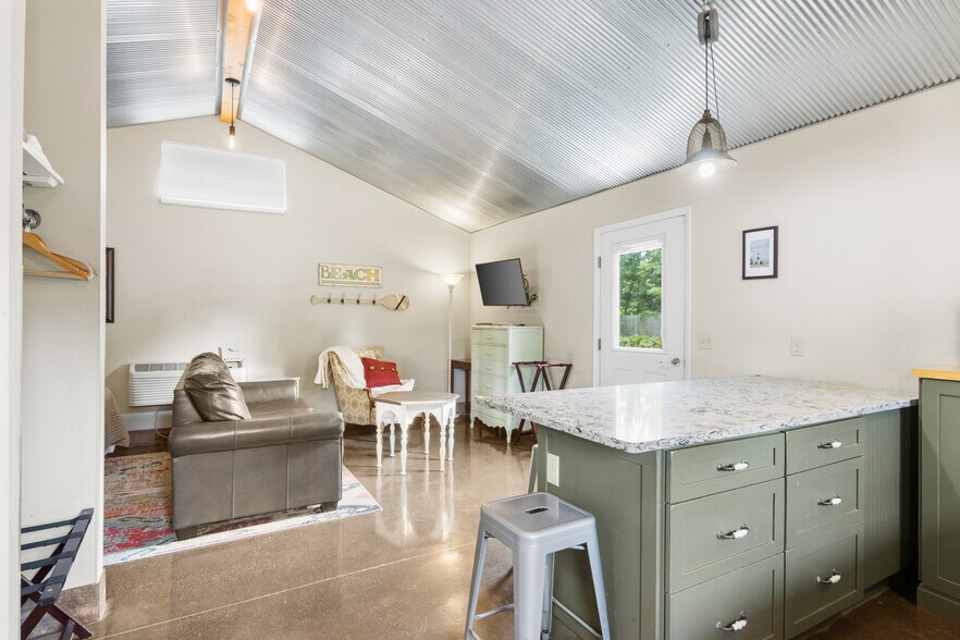 More Photos Of 4871 U.S. 31, Eastport Hotel For Sale