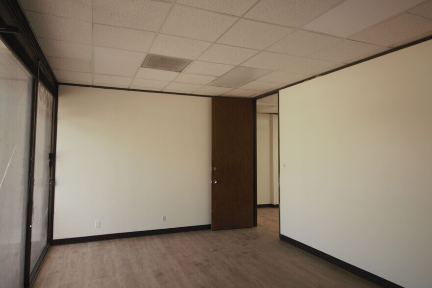 More Photos Of 10850 Wilcrest Dr, Houston Light Distribution For Lease