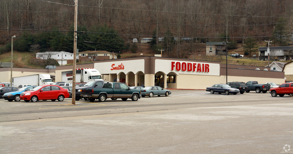 Primary Photo Of 106 Beech St, Clendenin Supermarket For Lease