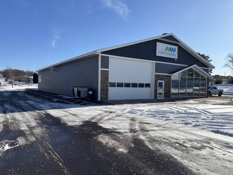 More Photos Of 3115 Oak Knoll Dr, Eau Claire Auto Dealership For Lease