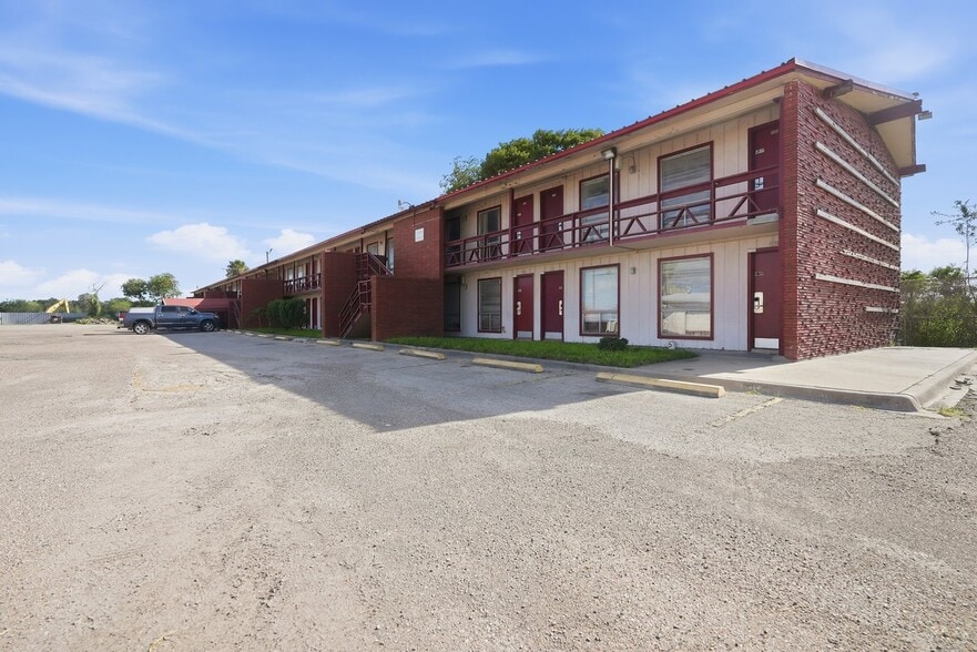 More Photos Of 815 S US Highway 281, Alice Hotel For Sale