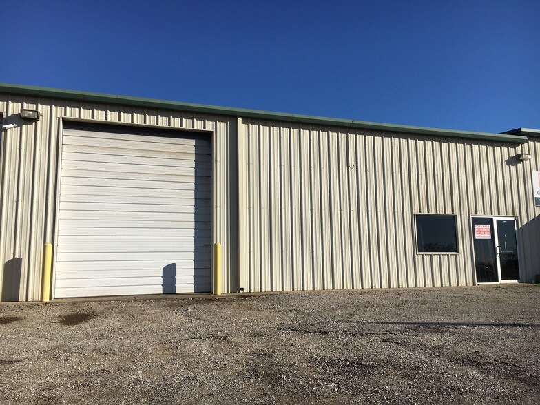 More Photos Of 850-900 Blue Mound Rd W, Haslet Light Manufacturing For Lease