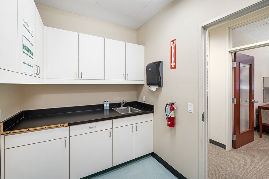 More Photos Of 102 S Vine St, Paso Robles Office For Lease