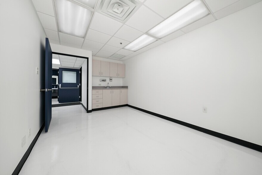 More Photos Of 9050 W 81st St, Justice Medical For Lease