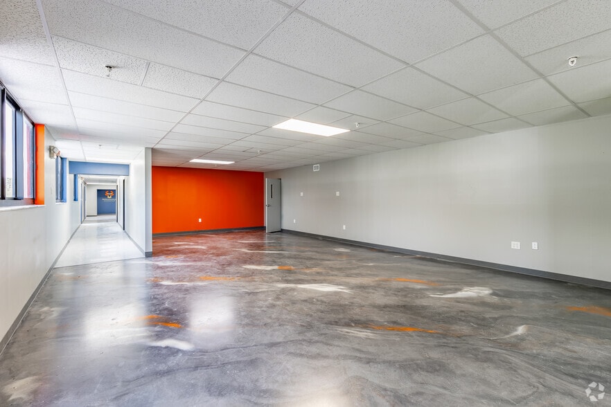 More Photos Of 2401 72nd St N, Saint Petersburg Manufacturing For Sale